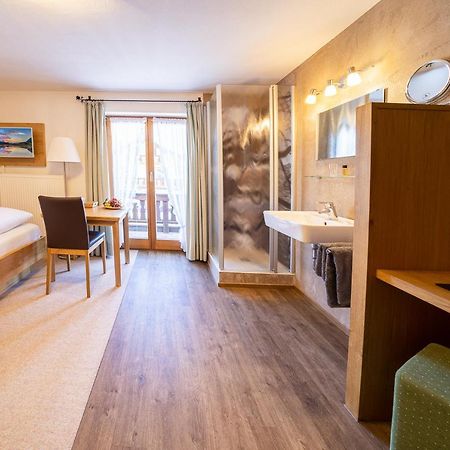 Fruehstueckspension Gaestehaus Zum Weissen Roessl Wallgau Dış mekan fotoğraf