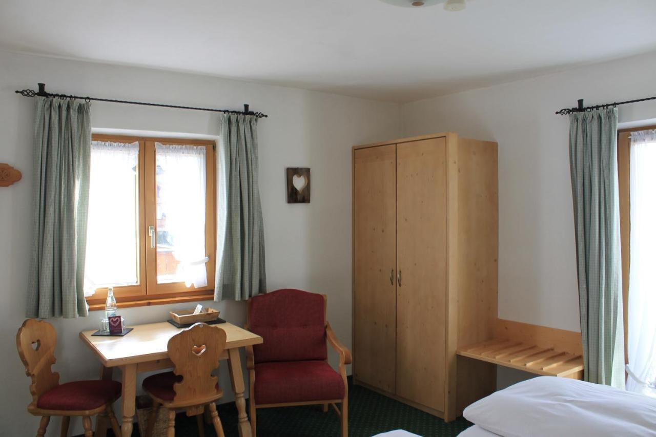 Fruehstueckspension Gaestehaus Zum Weissen Roessl Wallgau Dış mekan fotoğraf