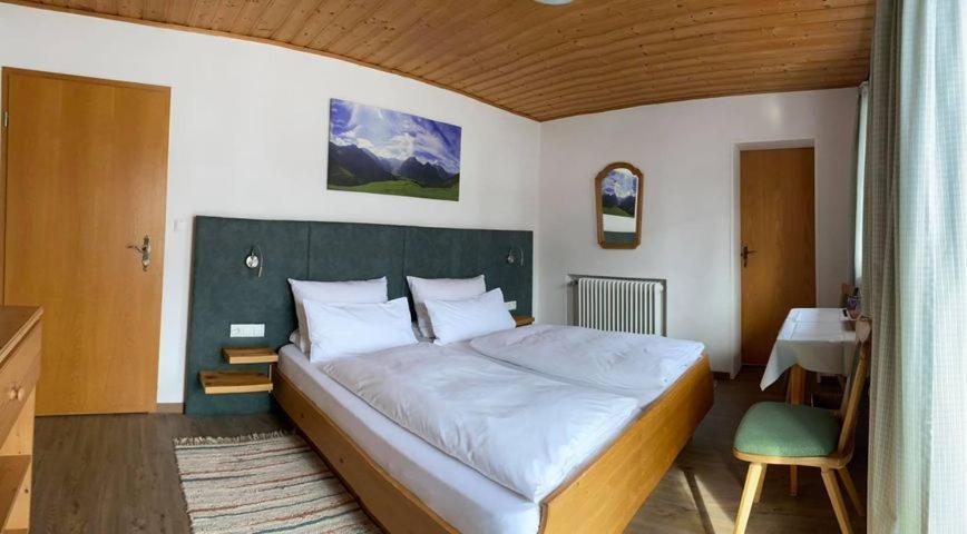 Fruehstueckspension Gaestehaus Zum Weissen Roessl Wallgau Dış mekan fotoğraf