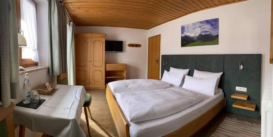 Fruehstueckspension Gaestehaus Zum Weissen Roessl Wallgau Dış mekan fotoğraf