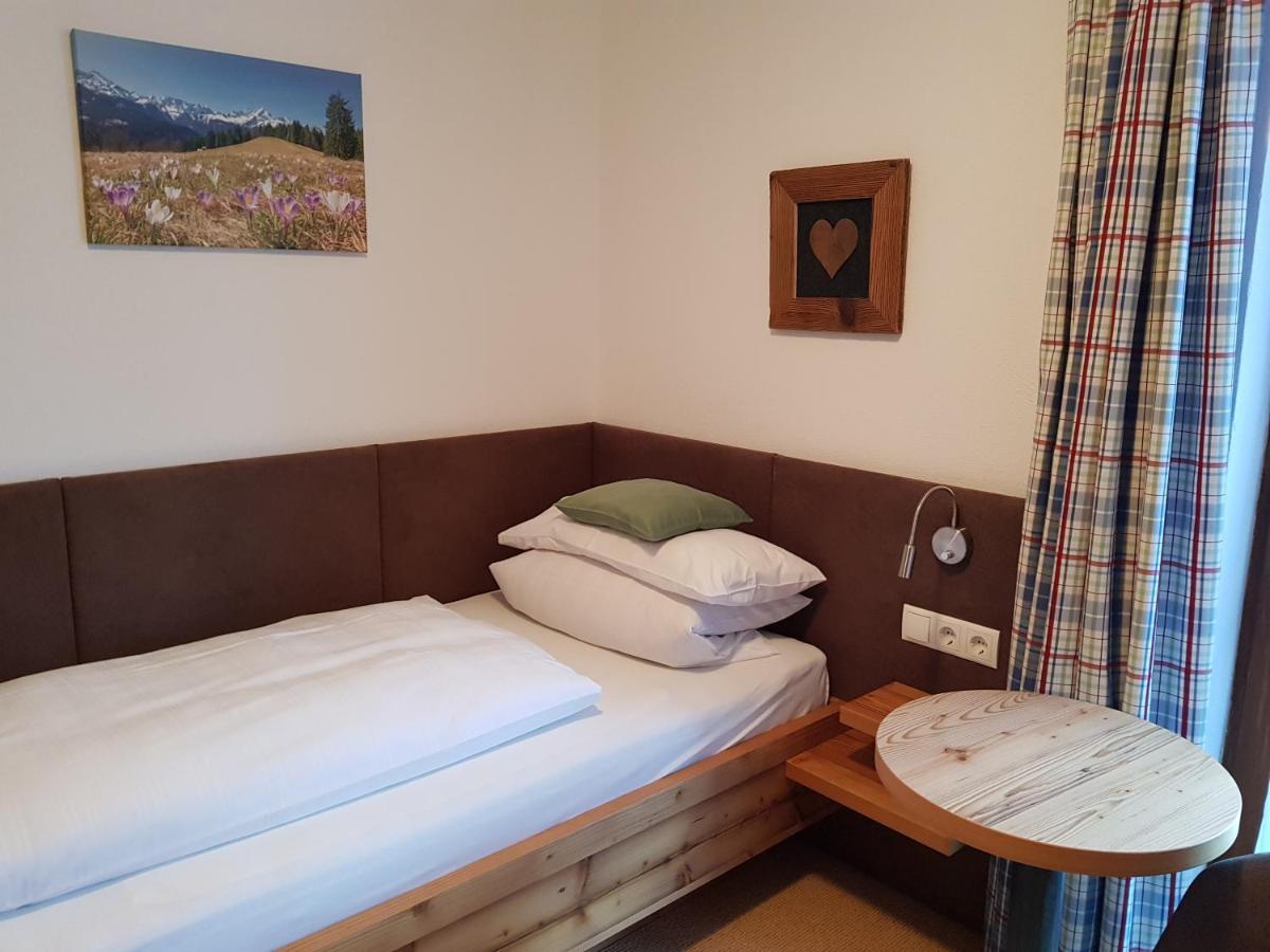 Fruehstueckspension Gaestehaus Zum Weissen Roessl Wallgau Dış mekan fotoğraf