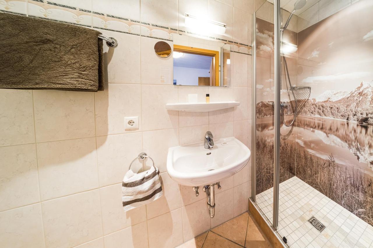 Fruehstueckspension Gaestehaus Zum Weissen Roessl Wallgau Dış mekan fotoğraf