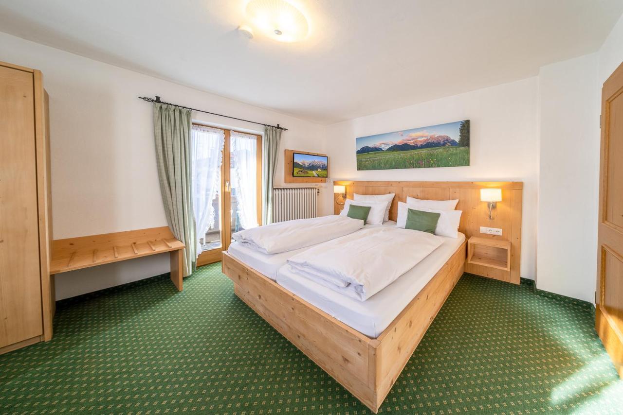 Fruehstueckspension Gaestehaus Zum Weissen Roessl Wallgau Dış mekan fotoğraf