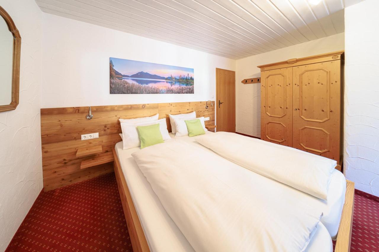Fruehstueckspension Gaestehaus Zum Weissen Roessl Wallgau Dış mekan fotoğraf