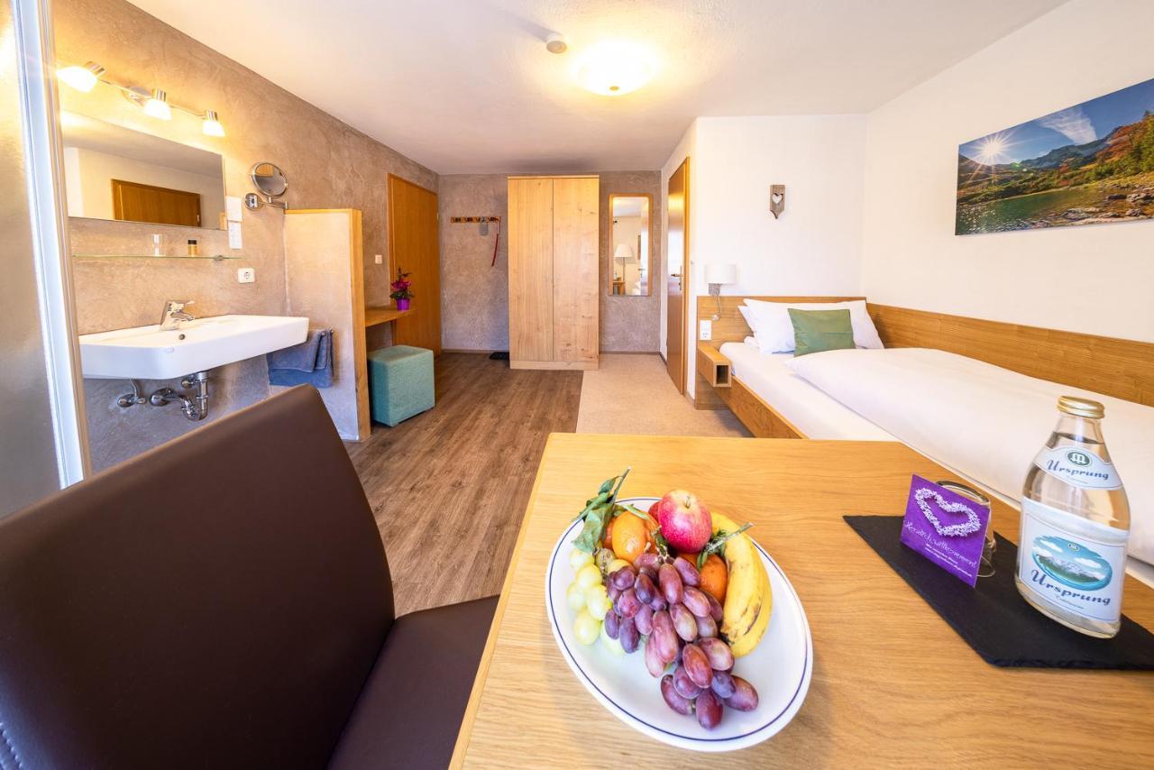 Fruehstueckspension Gaestehaus Zum Weissen Roessl Wallgau Dış mekan fotoğraf
