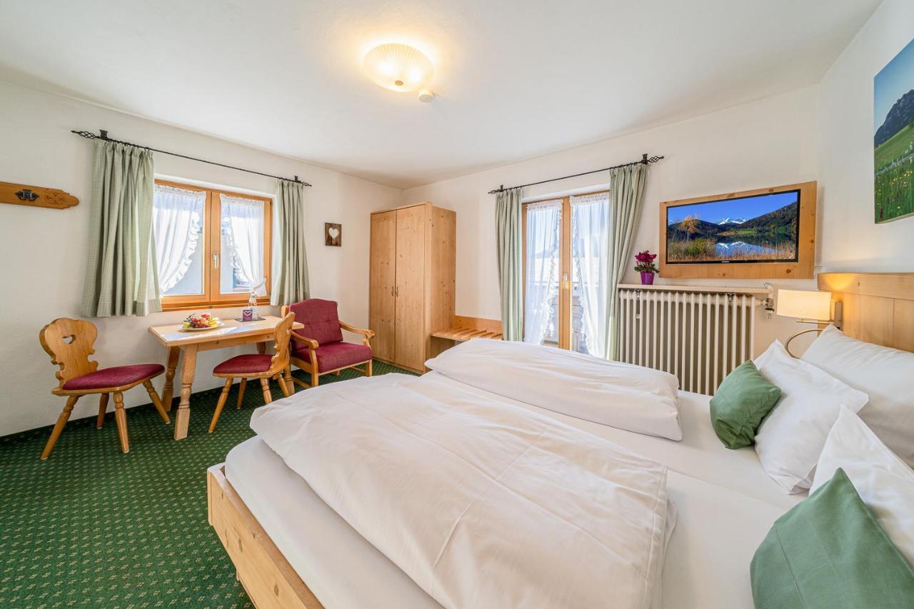 Fruehstueckspension Gaestehaus Zum Weissen Roessl Wallgau Dış mekan fotoğraf