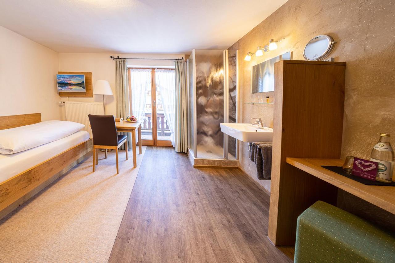 Fruehstueckspension Gaestehaus Zum Weissen Roessl Wallgau Dış mekan fotoğraf