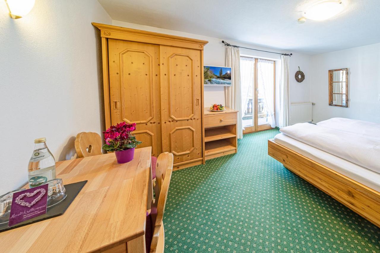 Fruehstueckspension Gaestehaus Zum Weissen Roessl Wallgau Dış mekan fotoğraf