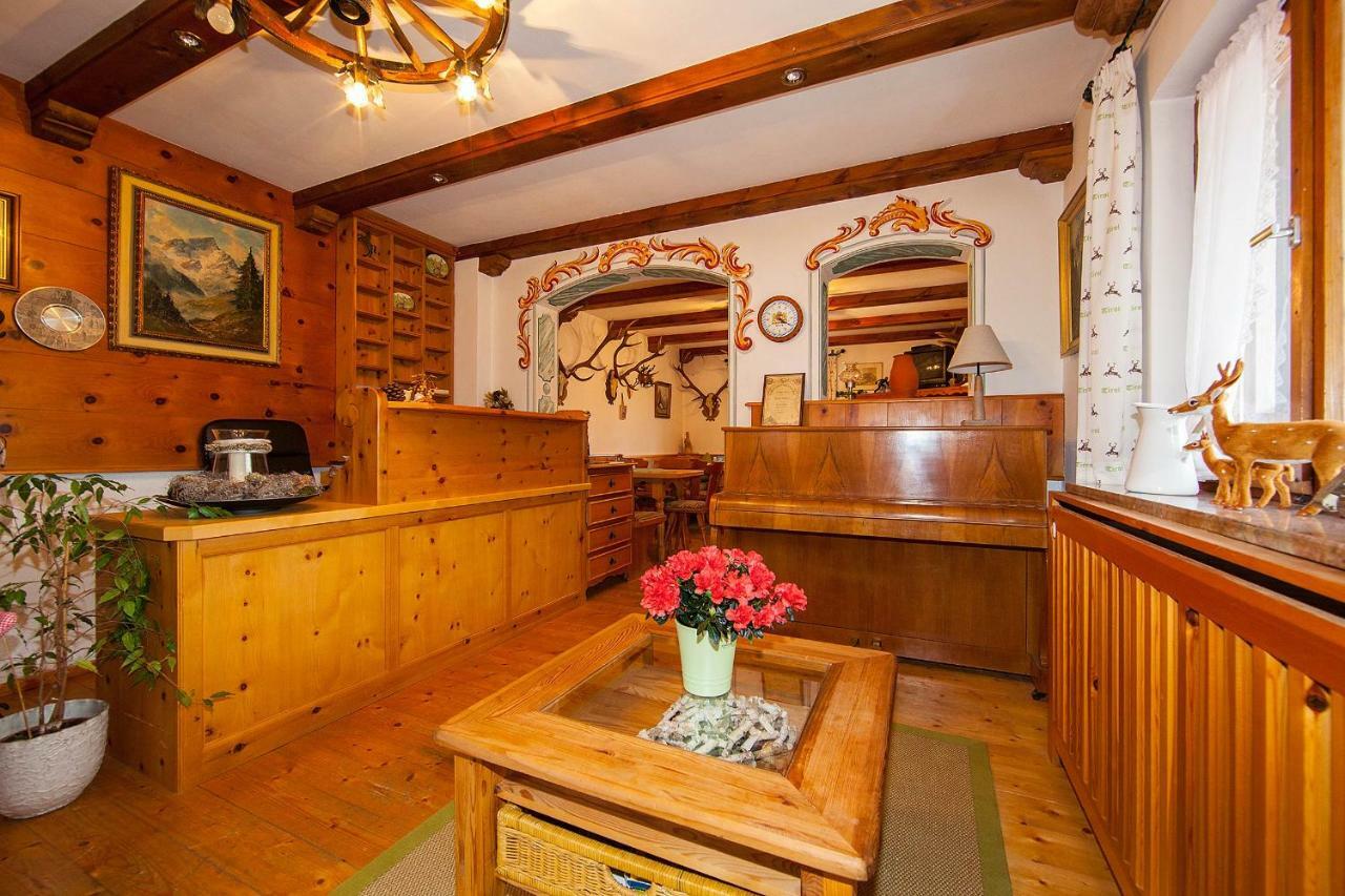 Fruehstueckspension Gaestehaus Zum Weissen Roessl Wallgau Dış mekan fotoğraf